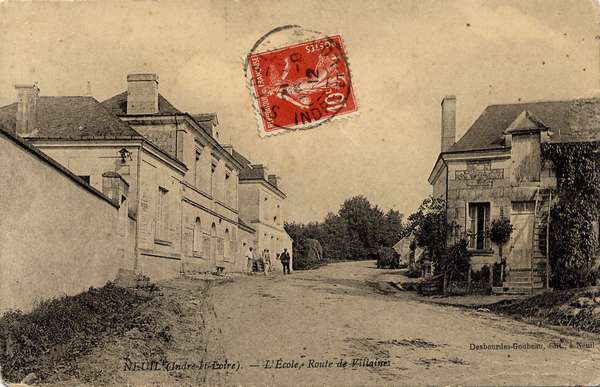 Route de Villaines, avec, à gauche, l'école
